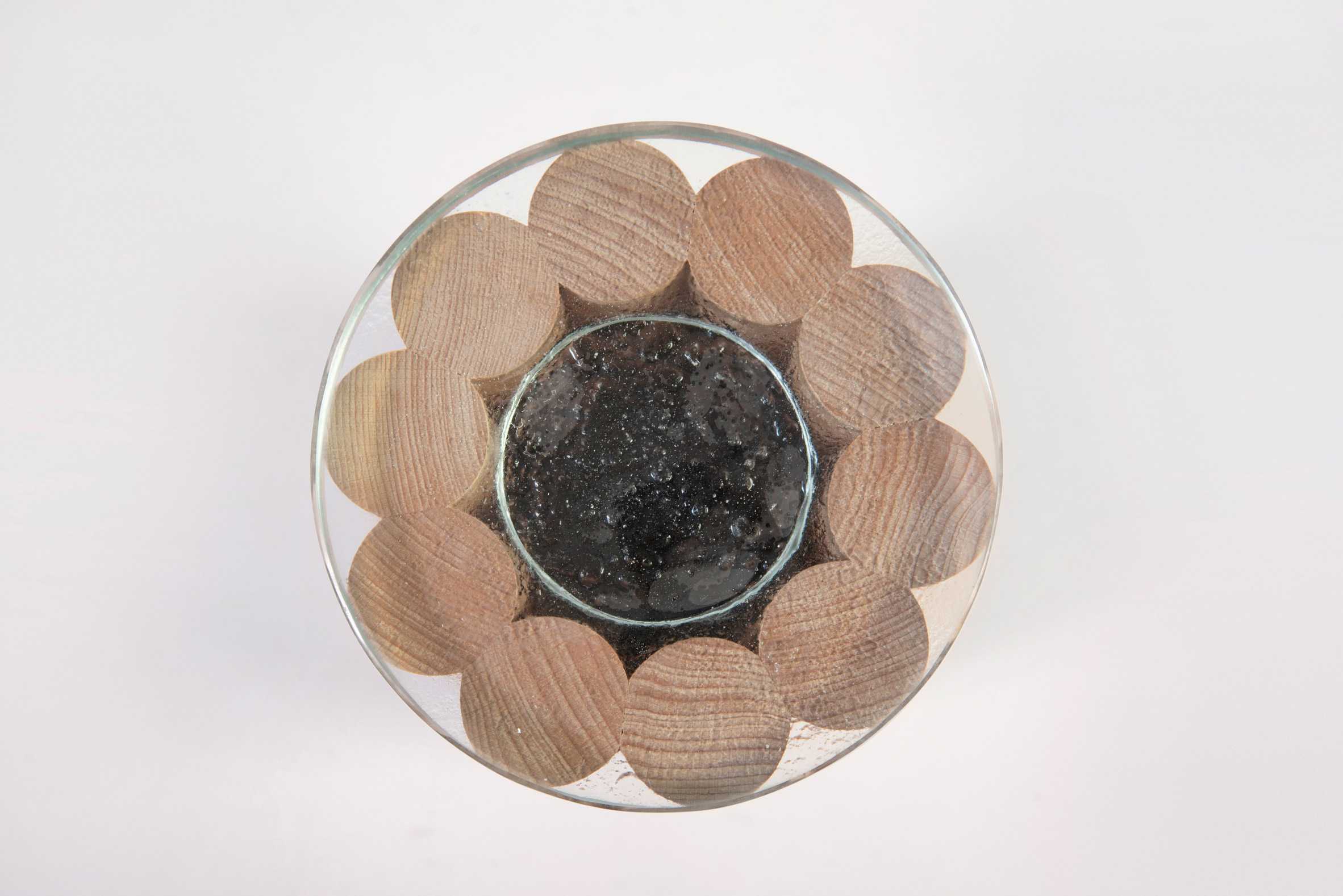 设计工作室Peca用榉木榫钉制造圆柱形家具