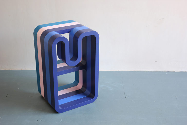 极简主义的环形边桌和环形架