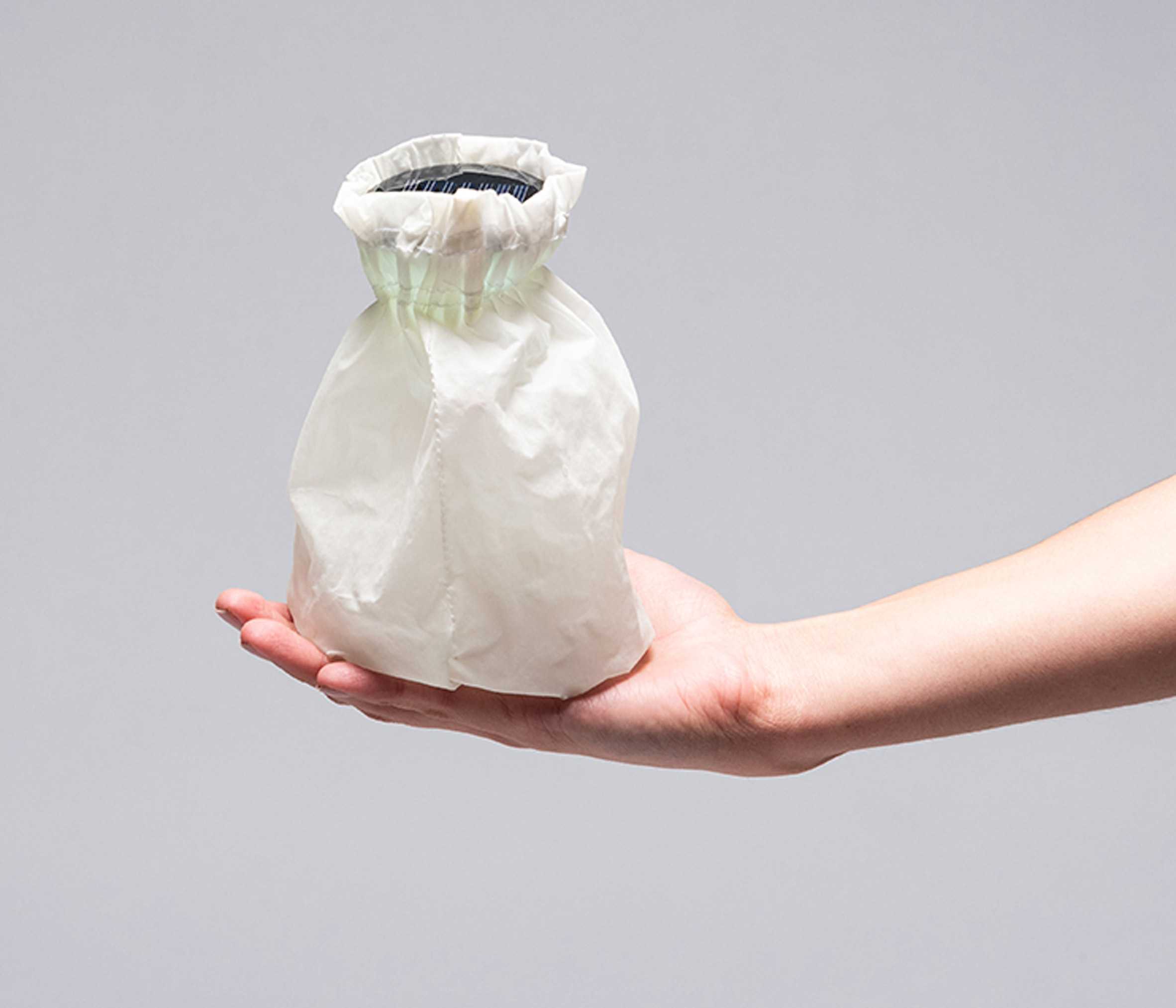 墨西哥学生用天然废料制造低成本太阳能灯