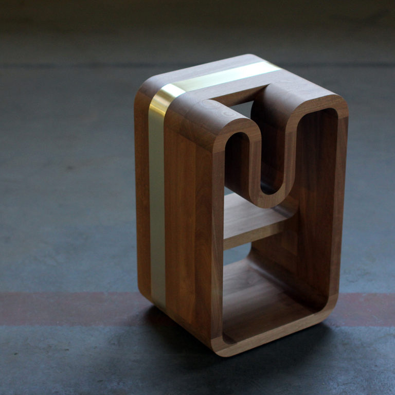 极简主义的环形边桌和环形架