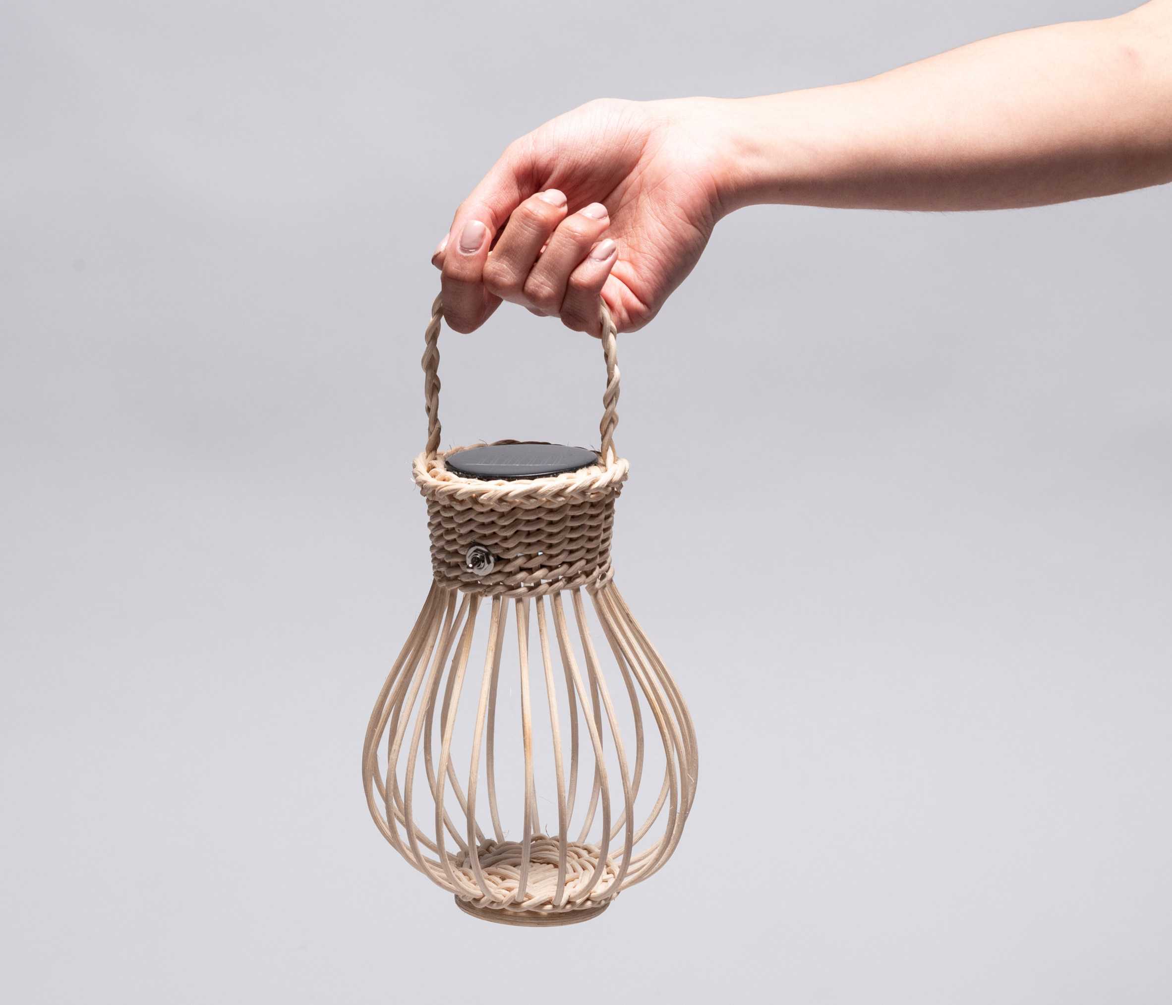 墨西哥学生用天然废料制造低成本太阳能灯