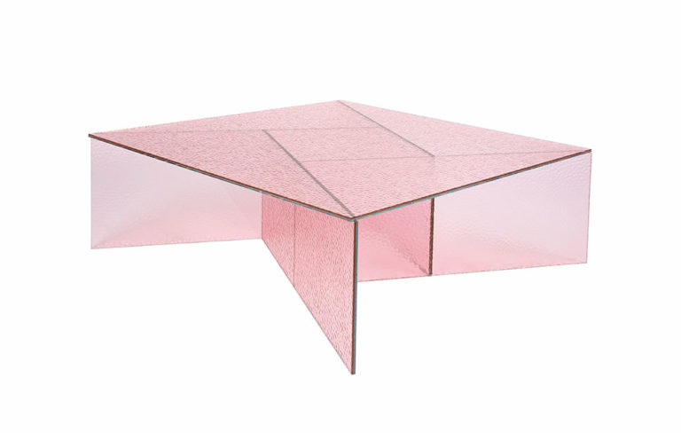 几何角度和玻璃设计结合的aspa桌子系列