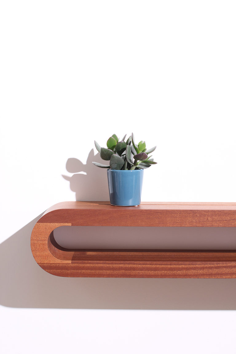 极简主义的环形边桌和环形架