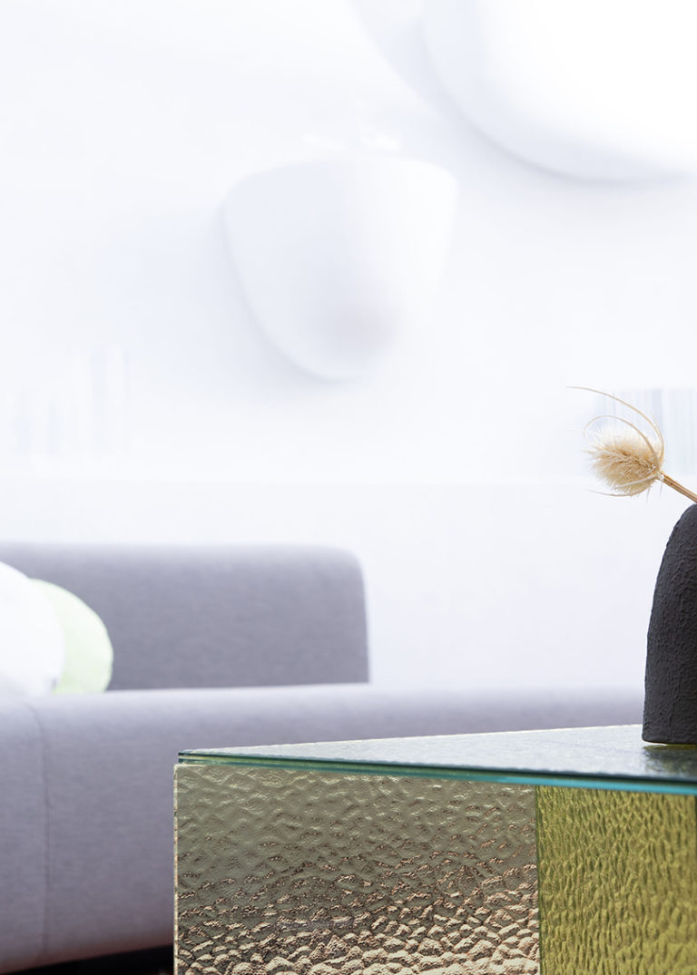 几何角度和玻璃设计结合的aspa桌子系列