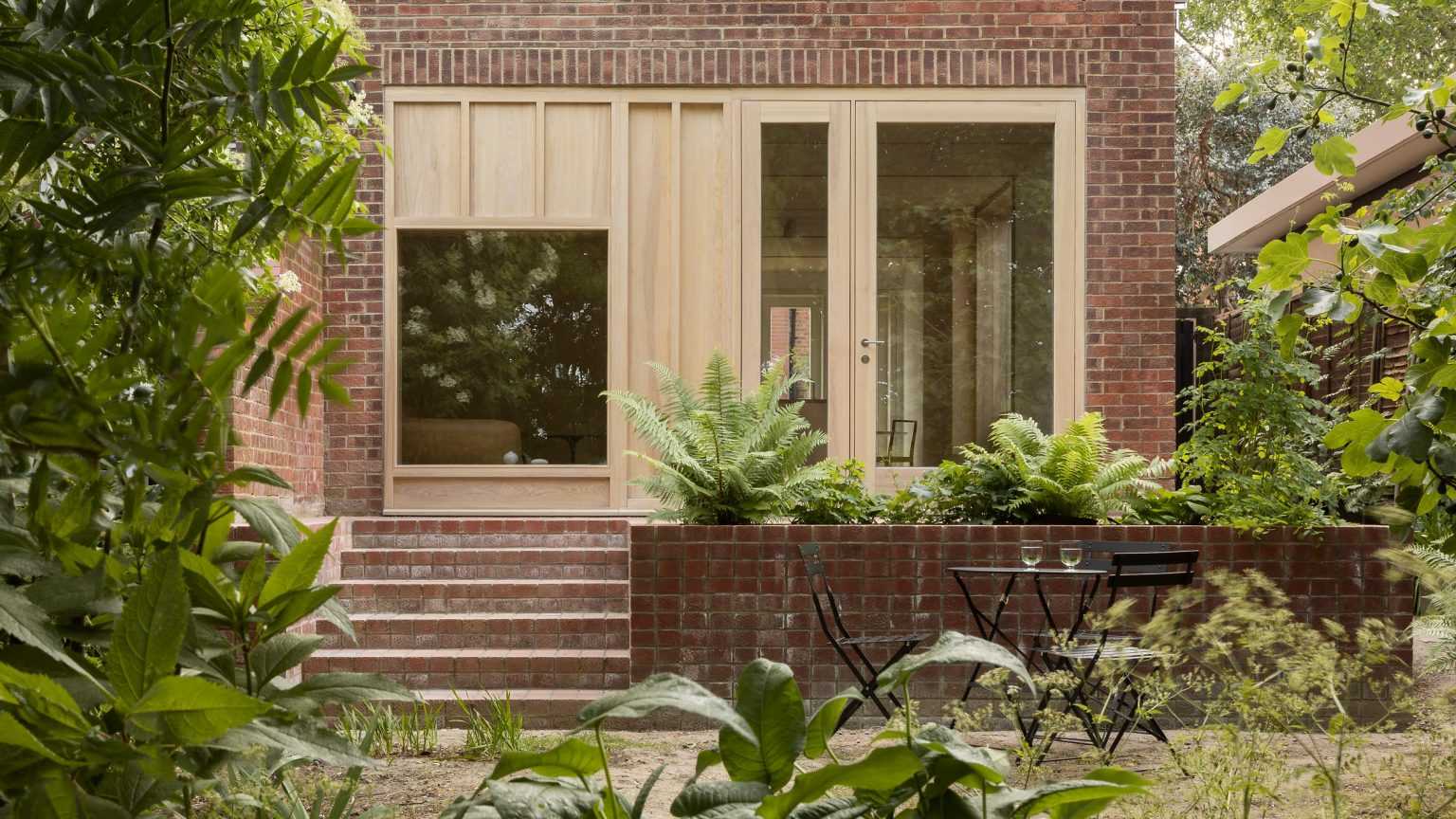 由O'Sullivan Skoufoglou建筑事务所设计的Grove Park住宅有木质衬里和翠绿的景观