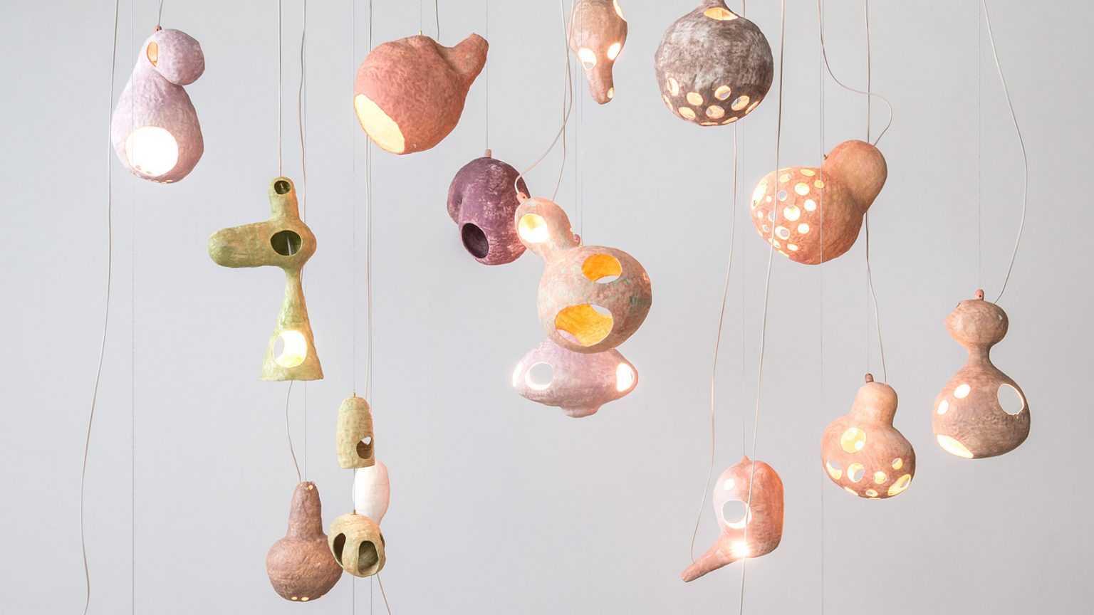 西川优子(Yuko Nishikawa)用黏土和纸壳制成无定形灯