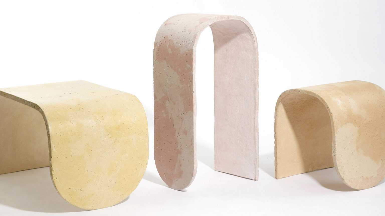 J Byron-H设计的弯曲凳子是用粉彩混凝土制成的