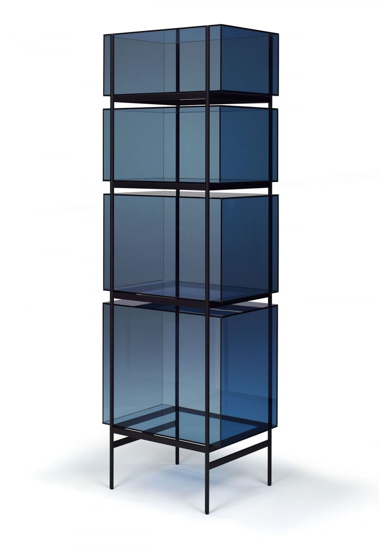 这些最小的lyn系列货架似乎浮在水面上