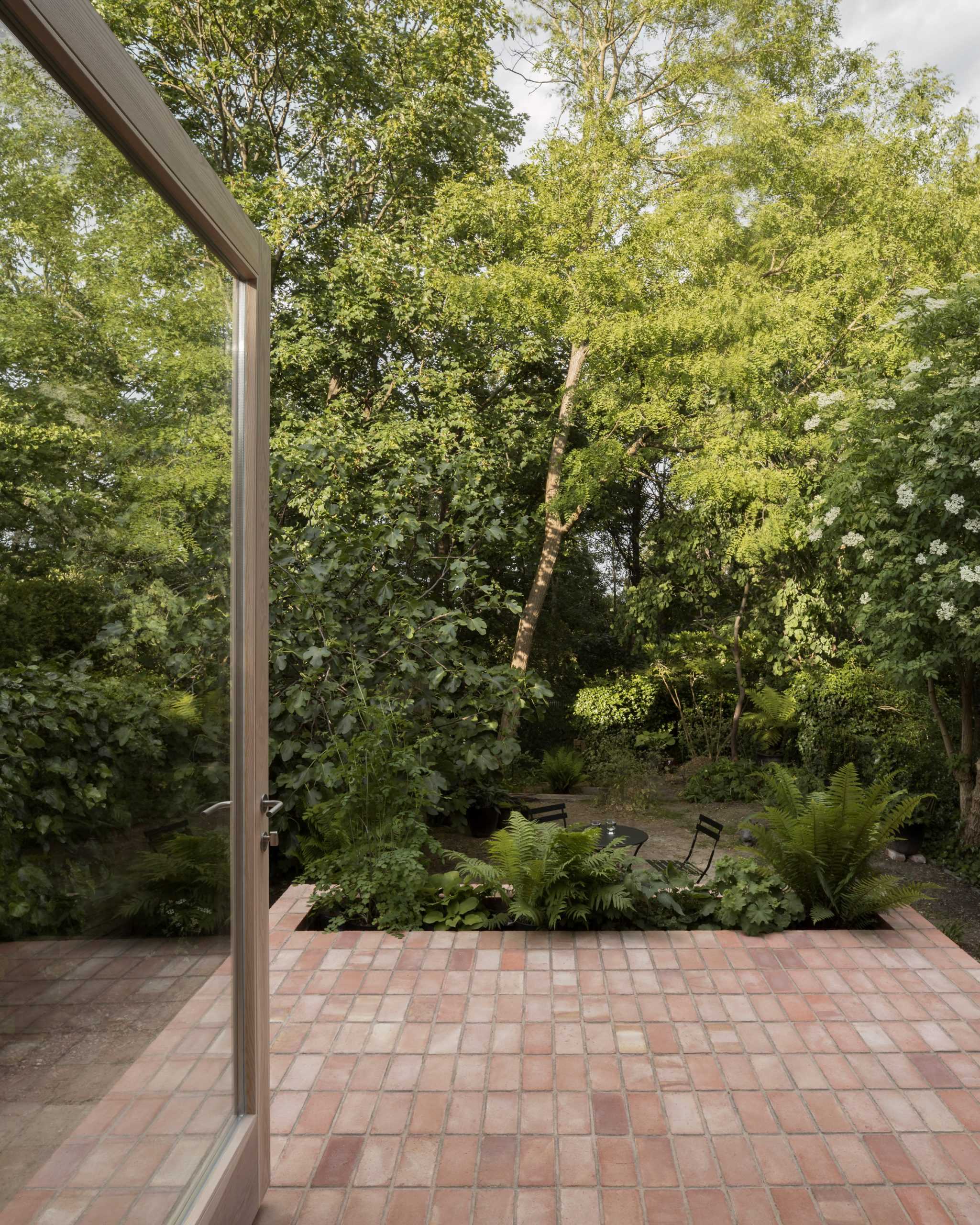 由O'Sullivan Skoufoglou建筑事务所设计的Grove Park住宅有木质衬里和翠绿的景观