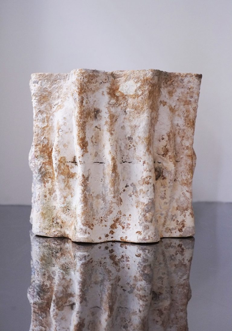 自然界的物体是由生物体构成的