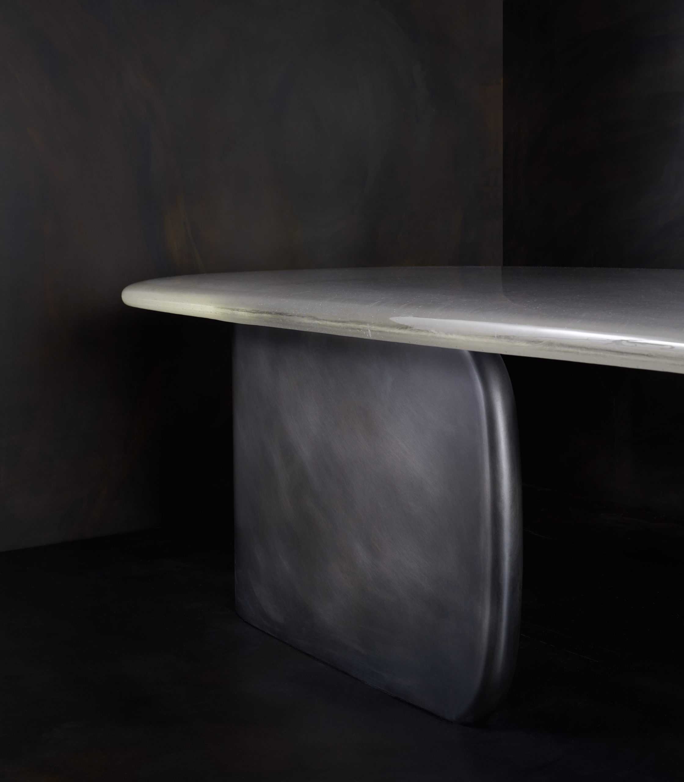 John Pomp设计的玻璃潮汐桌看起来像一滩水