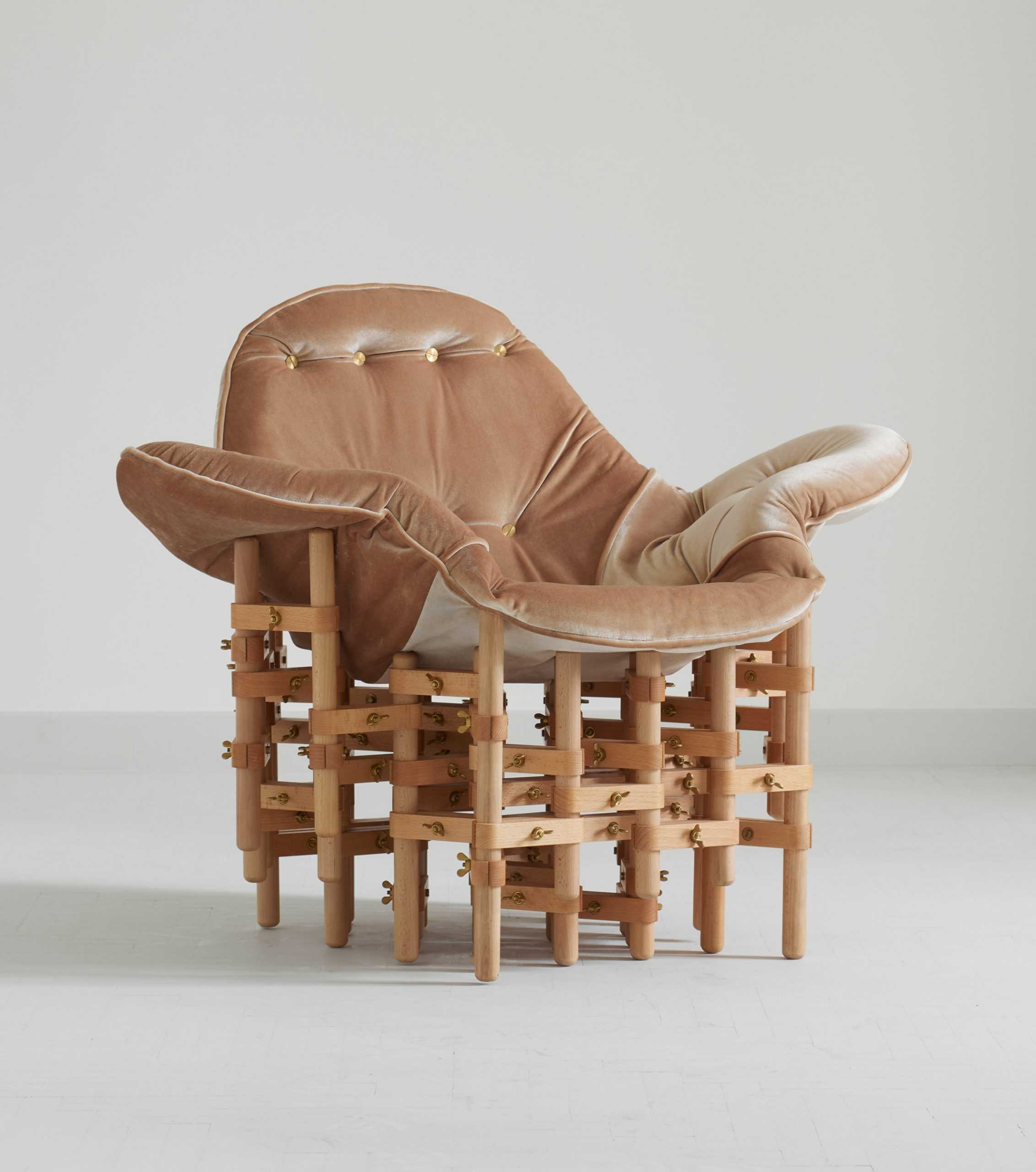 设想的舒适家具系列将天鹅绒座椅与木制框架配对