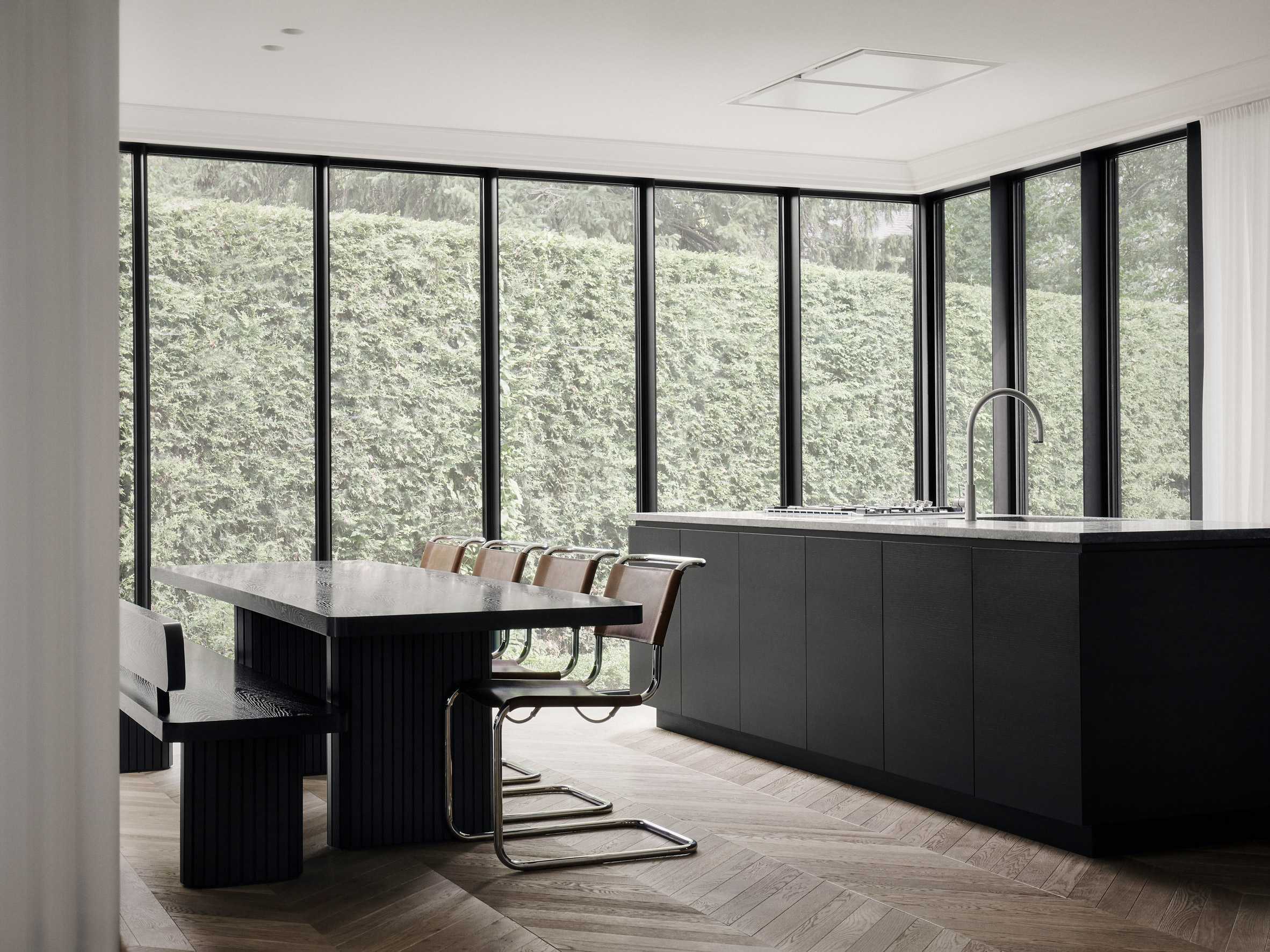 Atelier Barda装修的蒙特利尔房屋，黑白对比