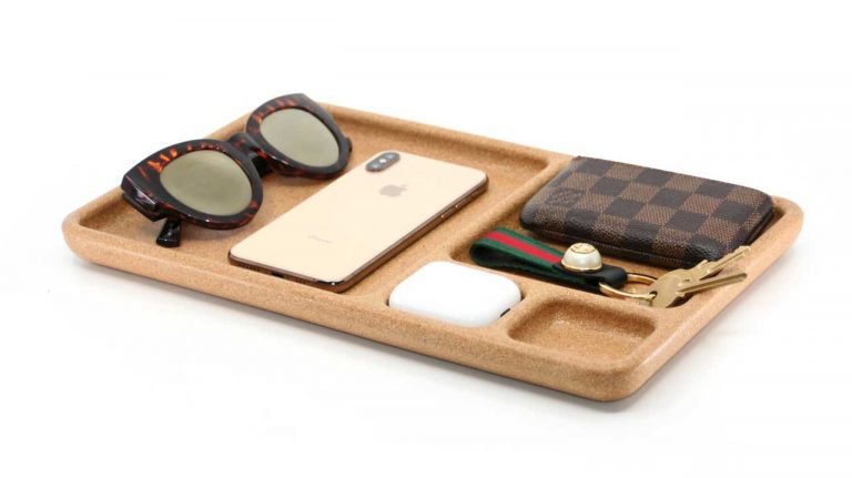 一个软木托盘可让您的书桌，床头柜井井有条