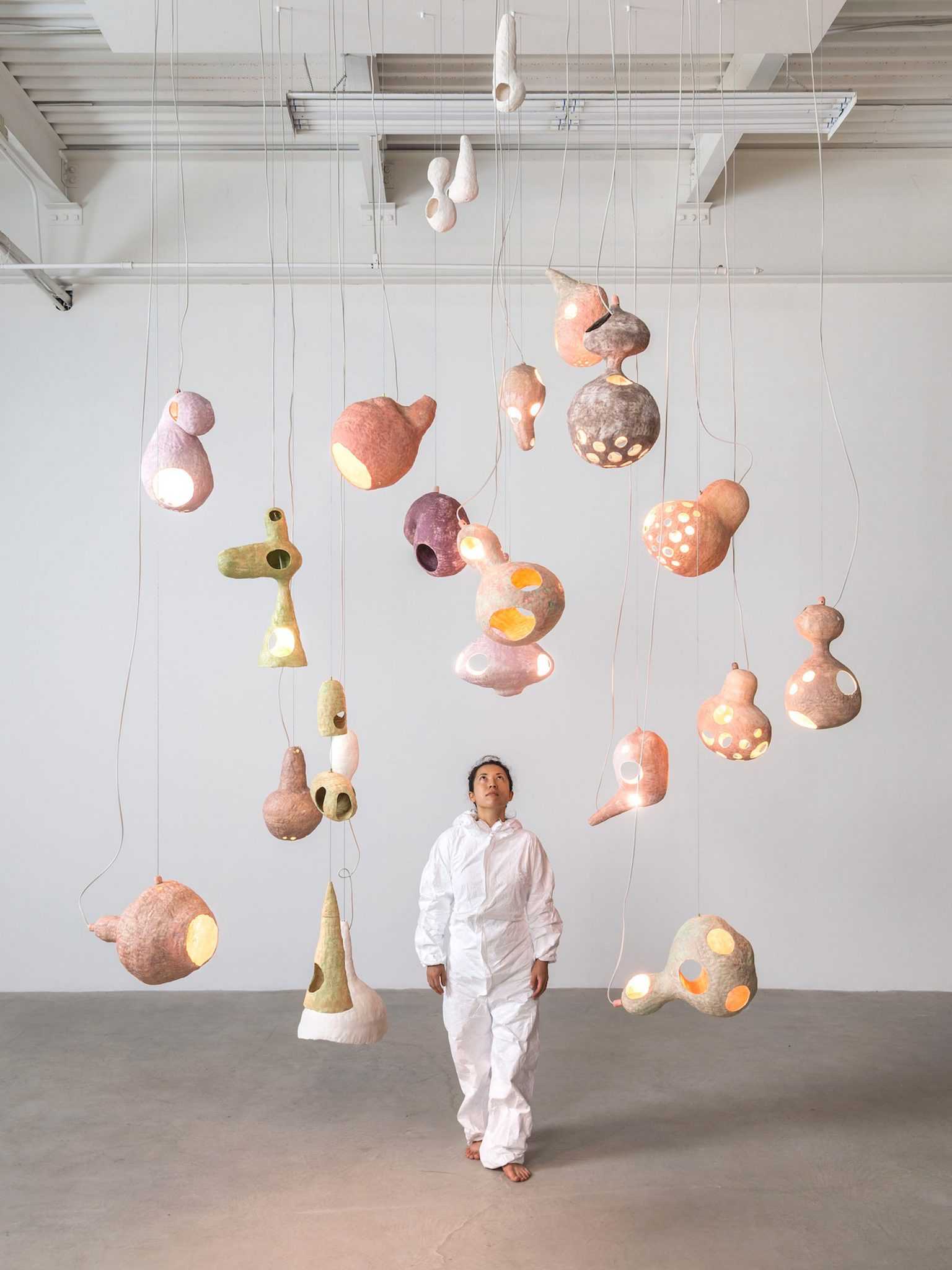 西川优子(Yuko Nishikawa)用黏土和纸壳制成无定形灯