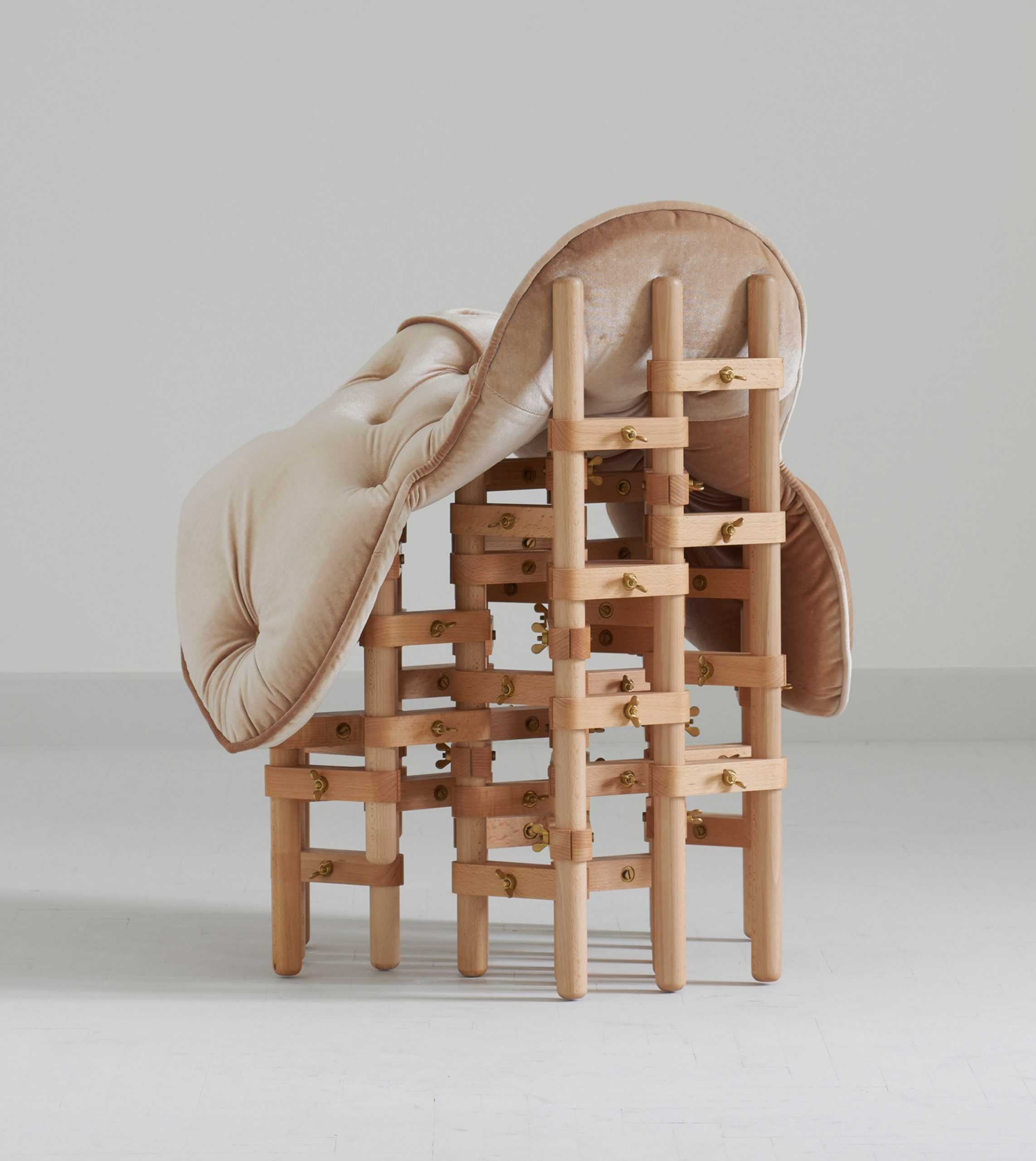 设想的舒适家具系列将天鹅绒座椅与木制框架配对