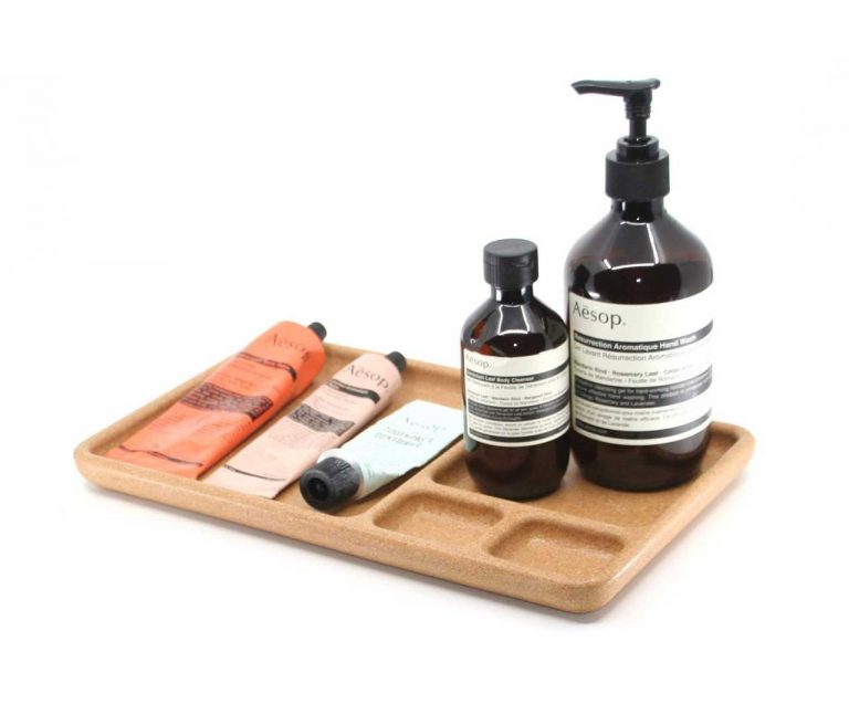 一个软木托盘可让您的书桌，床头柜井井有条