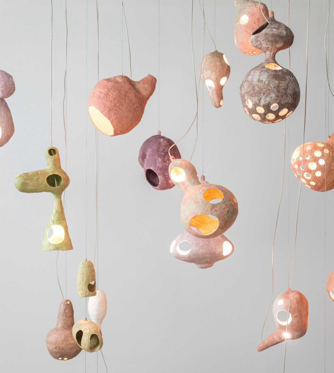 西川优子(Yuko Nishikawa)用黏土和纸壳制成无定形灯