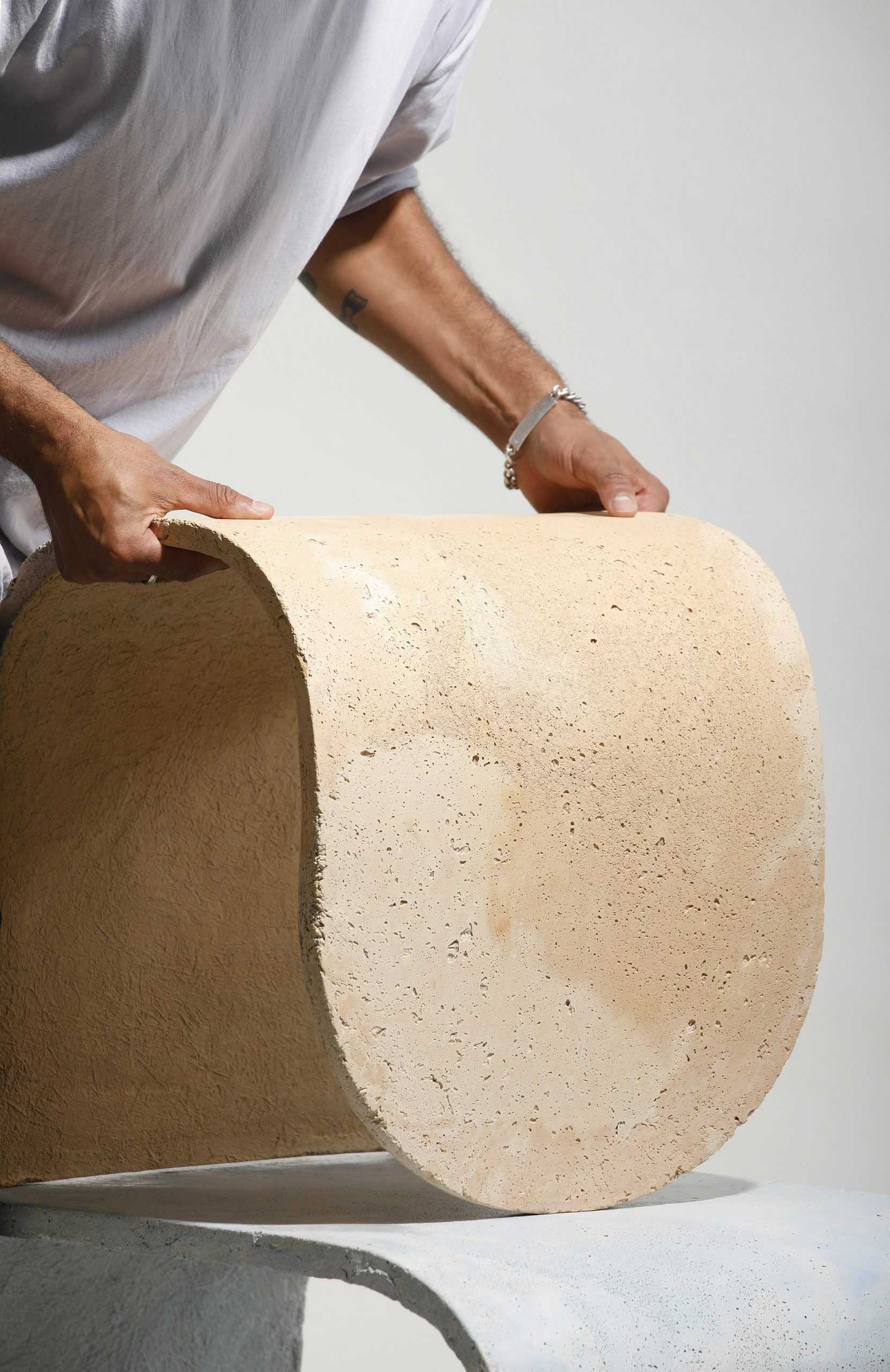 J Byron-H设计的弯曲凳子是用粉彩混凝土制成的