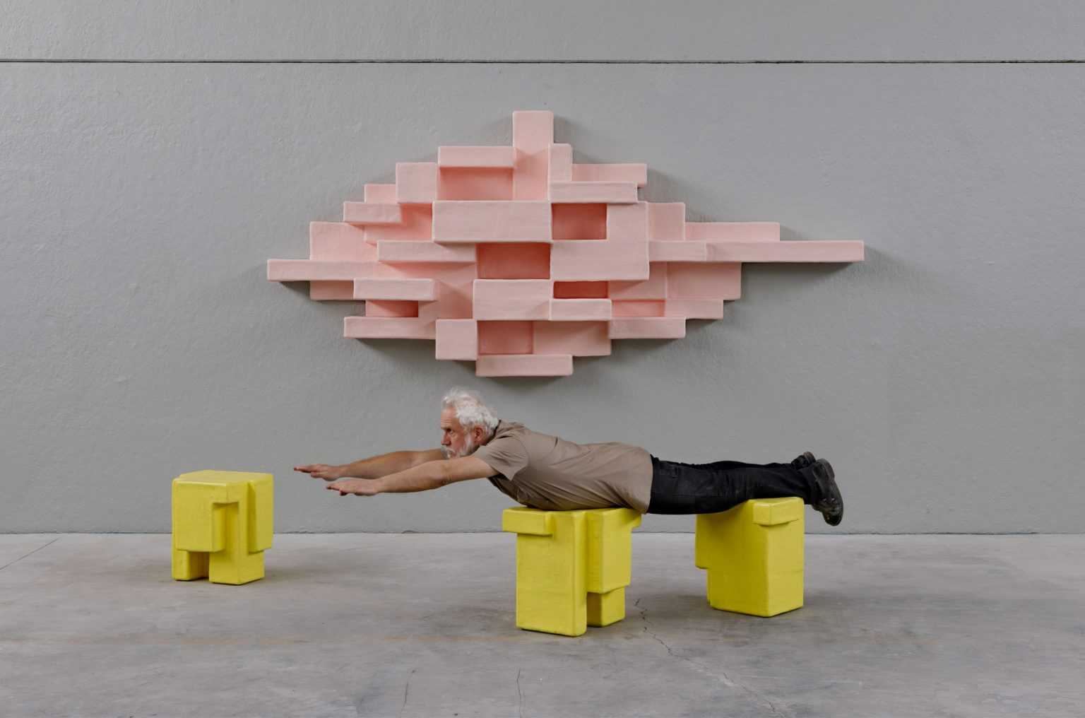 Studio Nucleo为Nilufar Gallery的蜡笔色调上色了原始家具