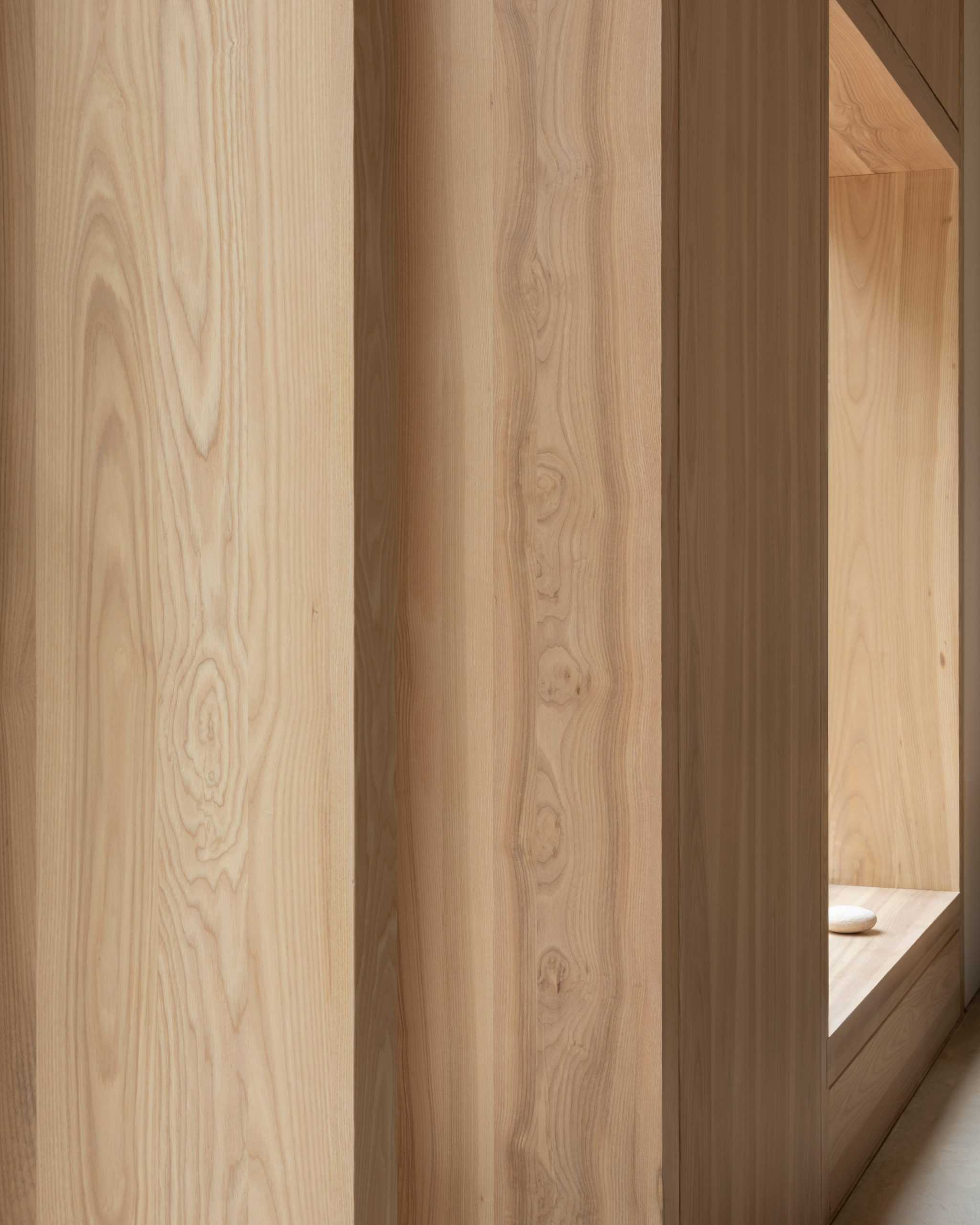 由O'Sullivan Skoufoglou建筑事务所设计的Grove Park住宅有木质衬里和翠绿的景观