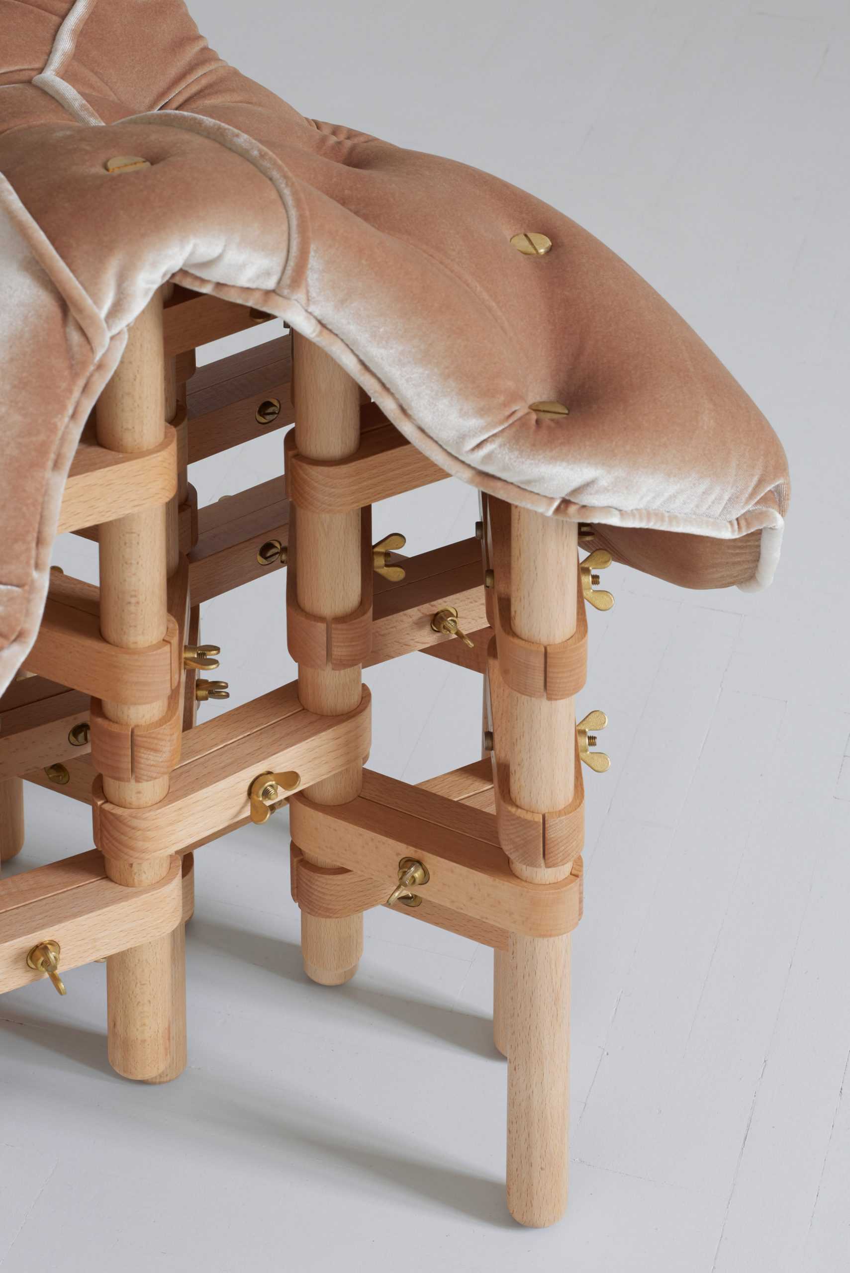 设想的舒适家具系列将天鹅绒座椅与木制框架配对