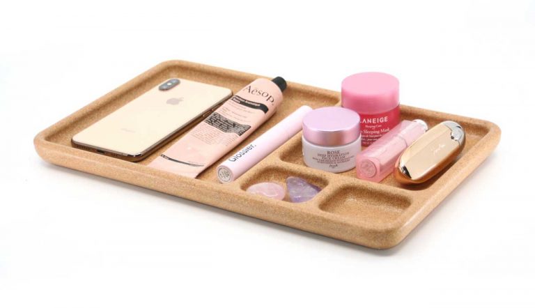 一个软木托盘可让您的书桌，床头柜井井有条