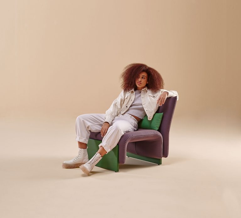 Diwan更新了许多传统的沙发