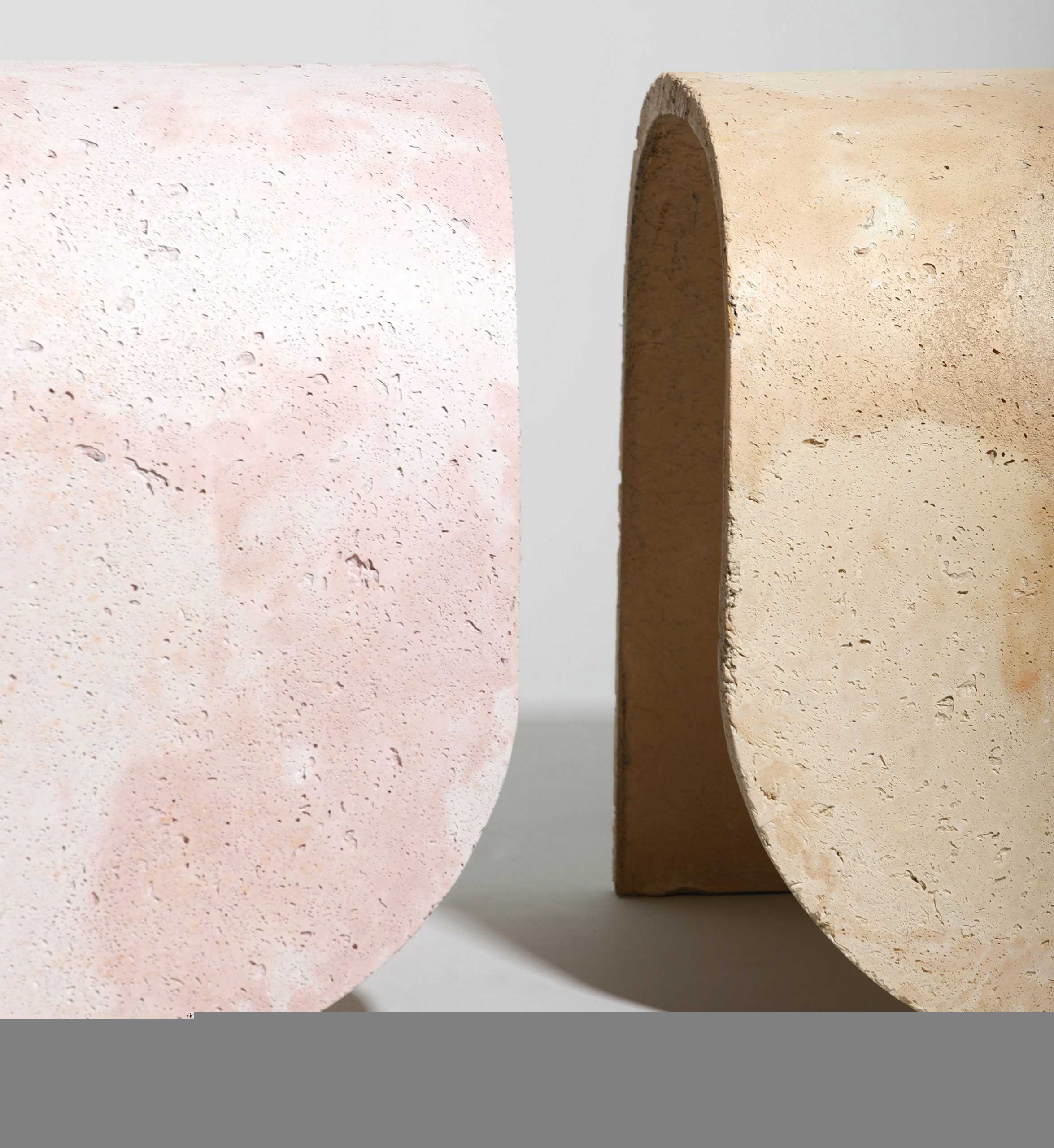 J Byron-H设计的弯曲凳子是用粉彩混凝土制成的