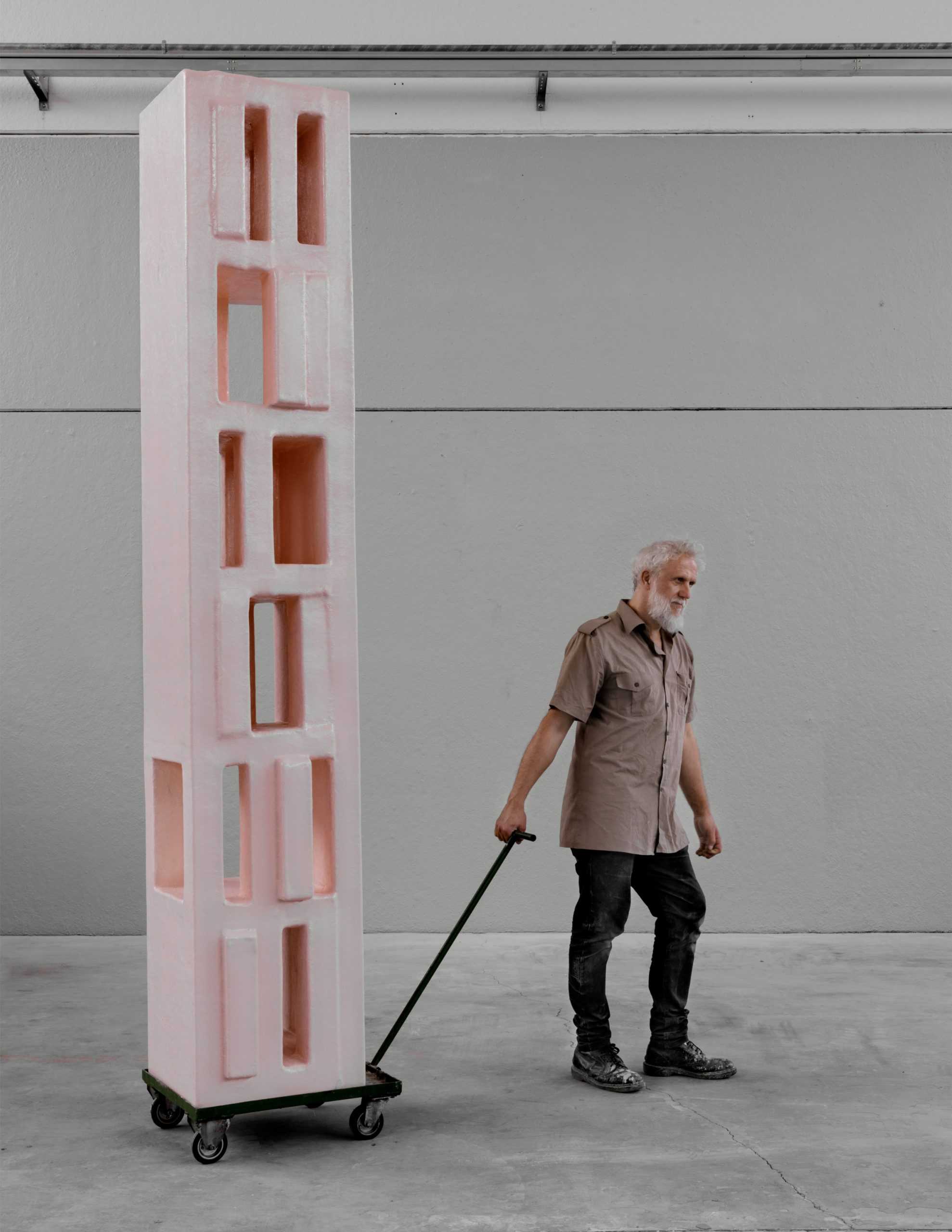 Studio Nucleo为Nilufar Gallery的蜡笔色调上色了原始家具