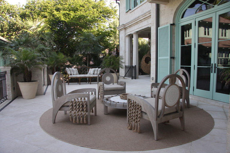 凯利·贝恩（Kelly Behun）通过户外家具系列加入“Invisible”系列