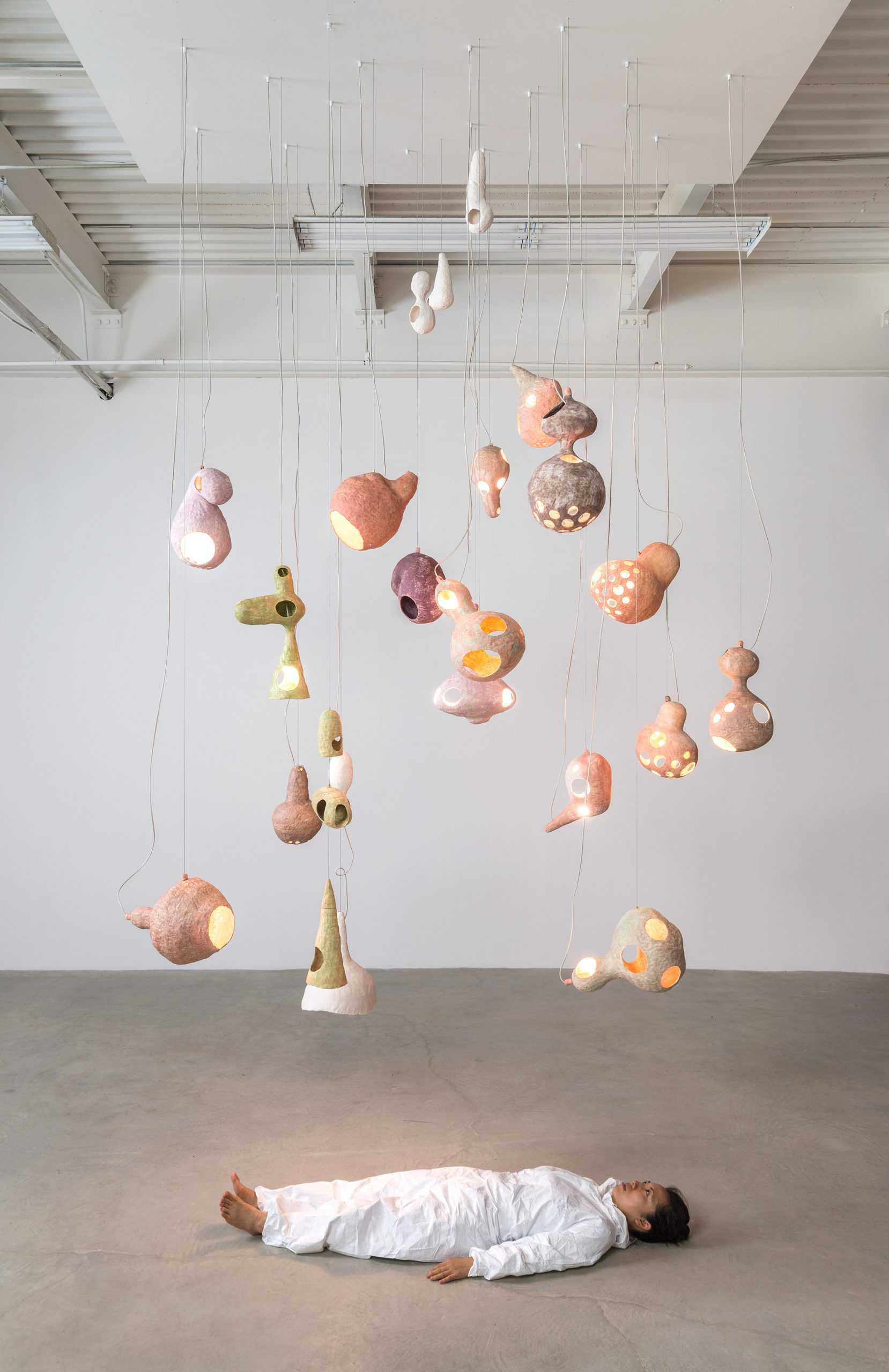 西川优子(Yuko Nishikawa)用黏土和纸壳制成无定形灯