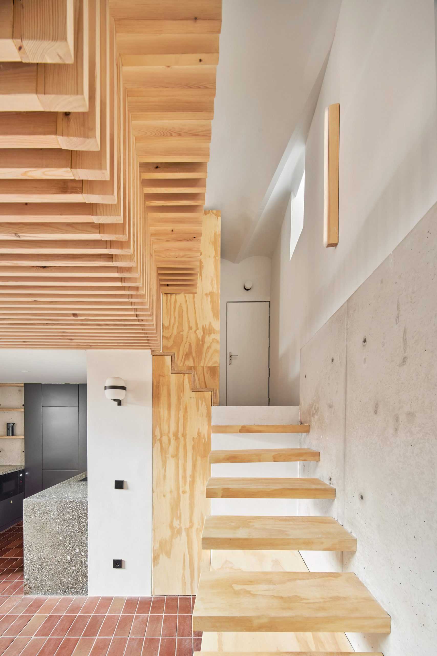 masi -aqui利用多层建筑来开放巴塞罗那的Yurikago住宅