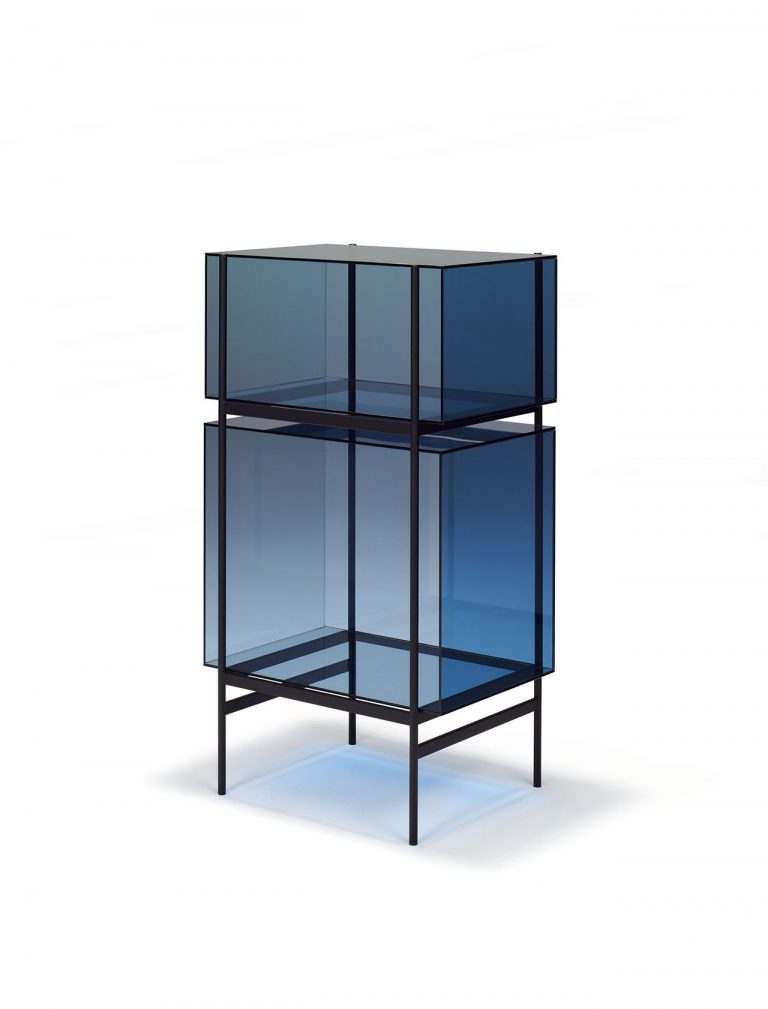 这些最小的lyn系列货架似乎浮在水面上