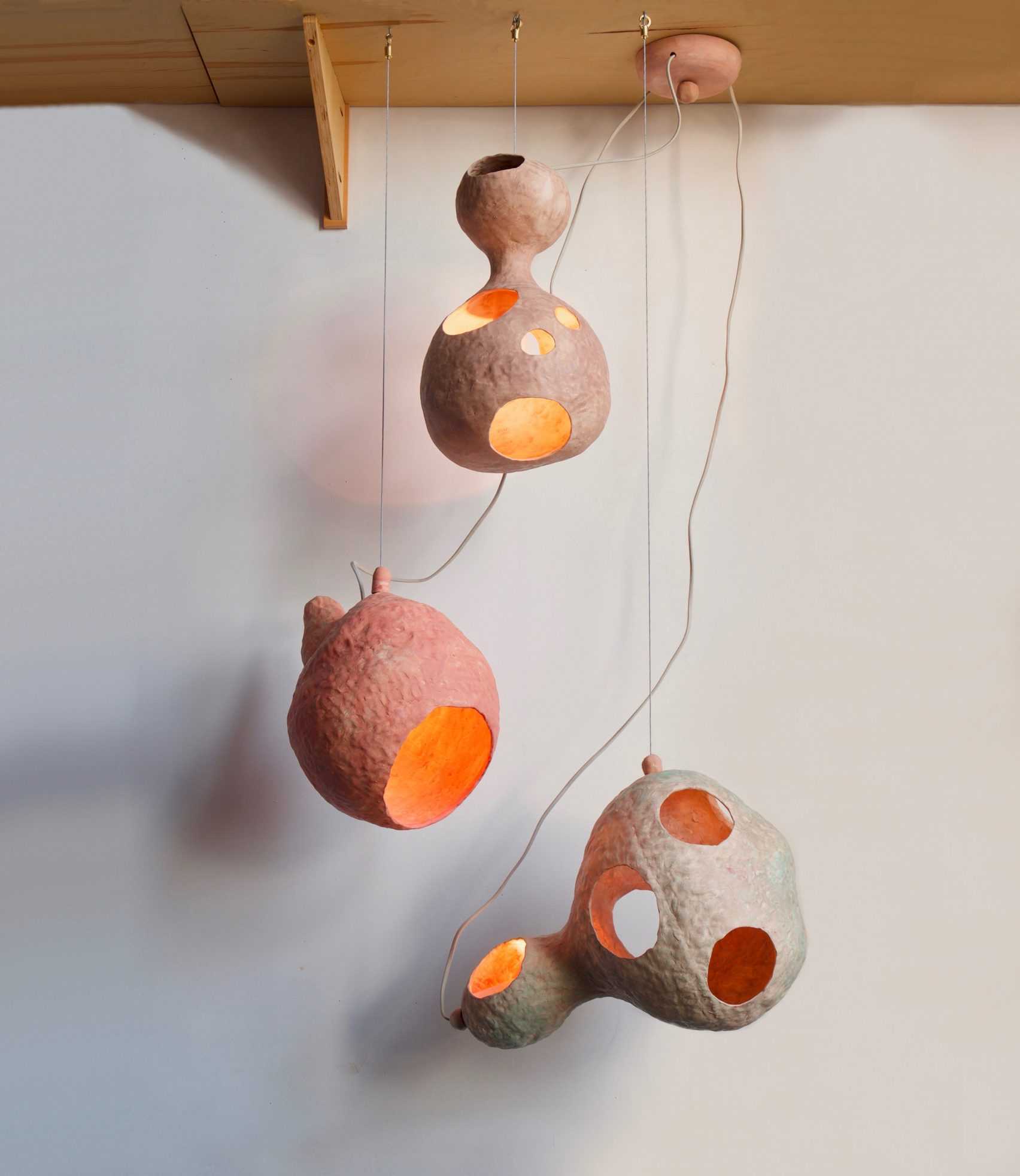 西川优子(Yuko Nishikawa)用黏土和纸壳制成无定形灯