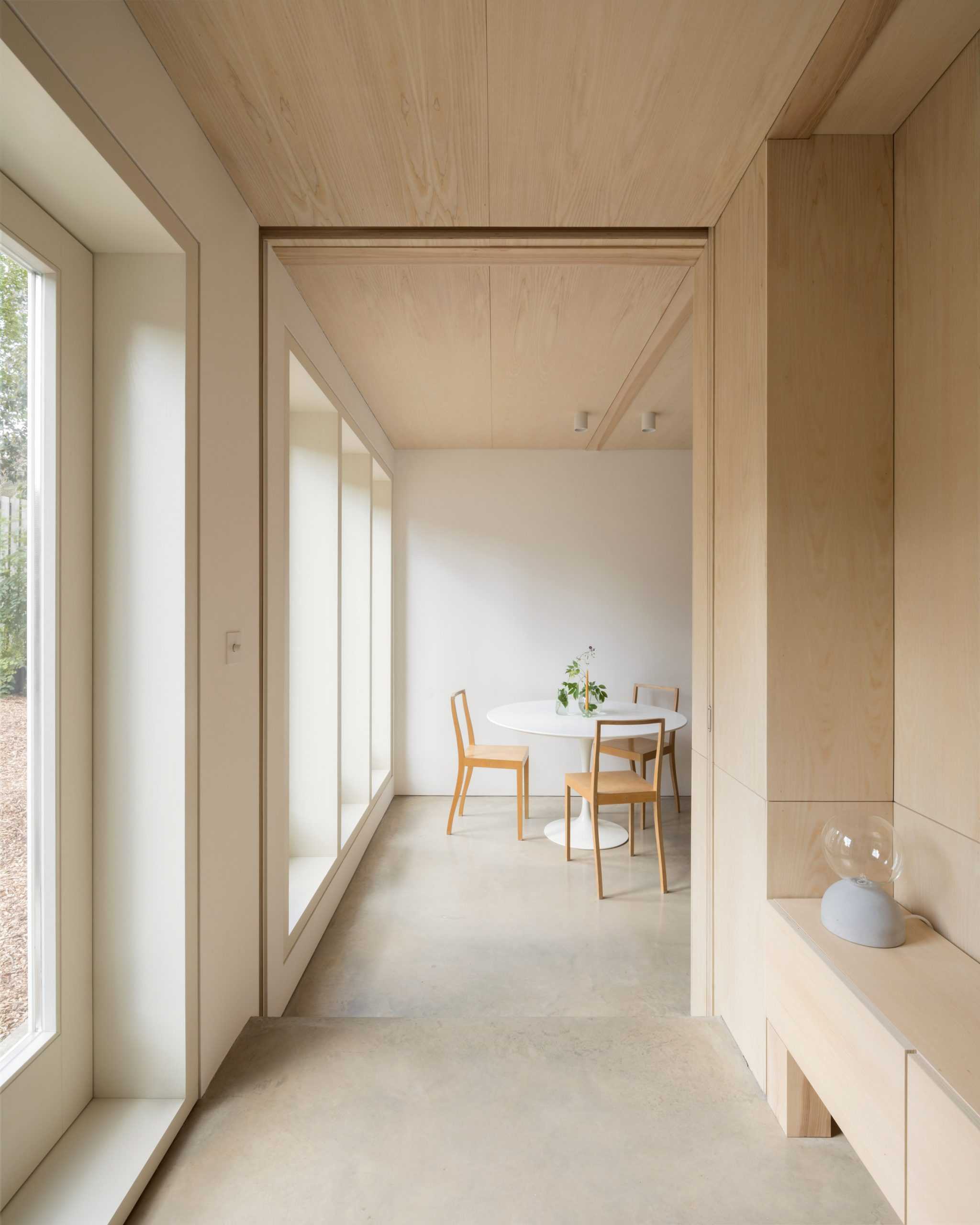 由O'Sullivan Skoufoglou建筑事务所设计的Grove Park住宅有木质衬里和翠绿的景观