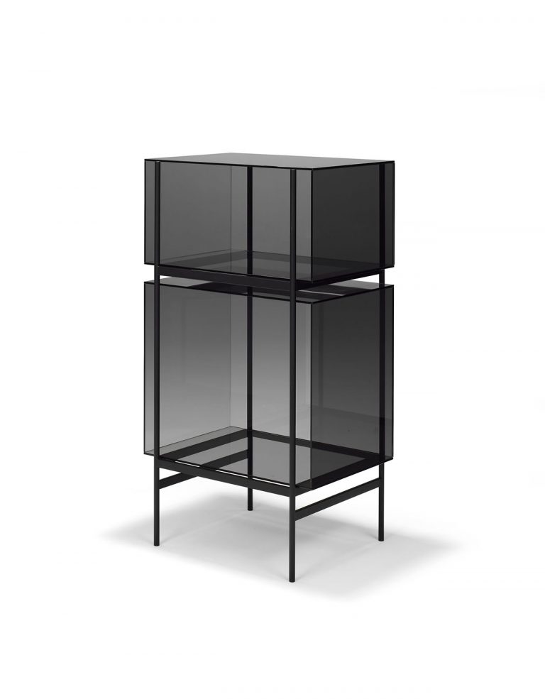 这些最小的lyn系列货架似乎浮在水面上