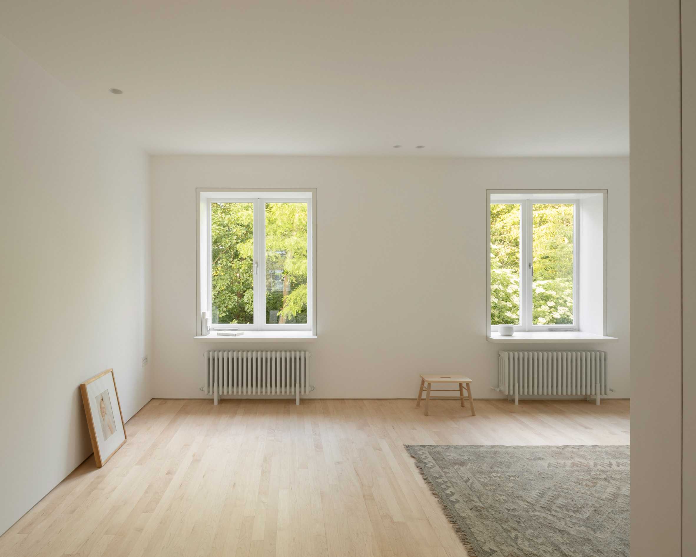 由O'Sullivan Skoufoglou建筑事务所设计的Grove Park住宅有木质衬里和翠绿的景观