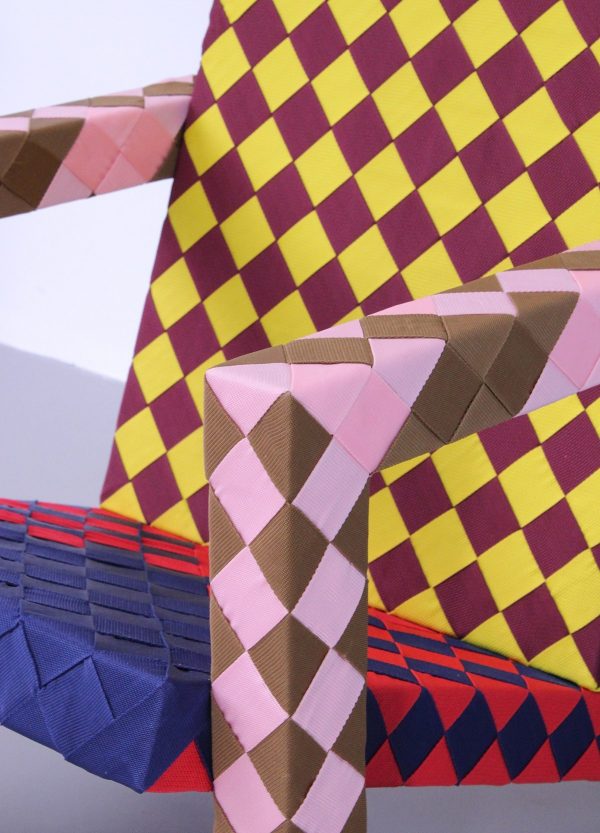 LEX POTT的手工编织椅子是经典躺椅上的有趣转折