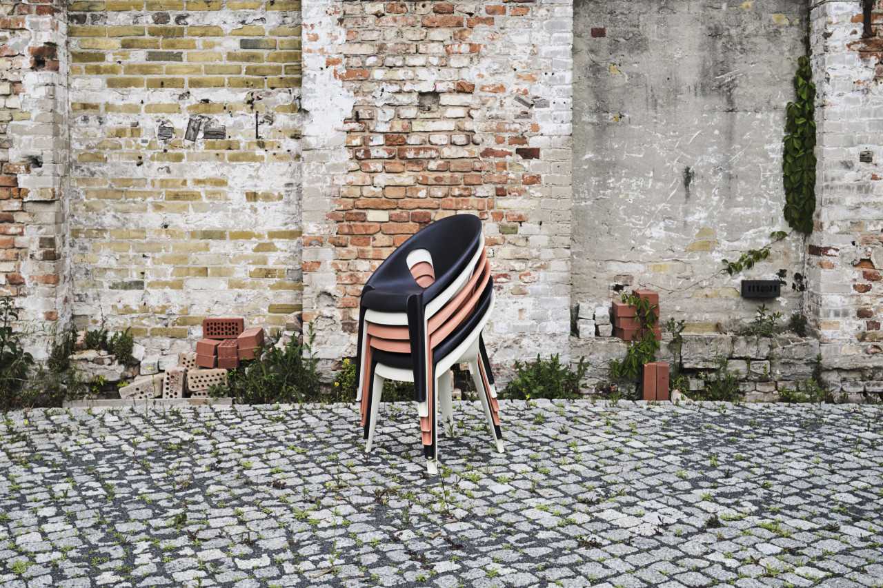 贝尔椅子是无处不在的塑料椅子的现代重申