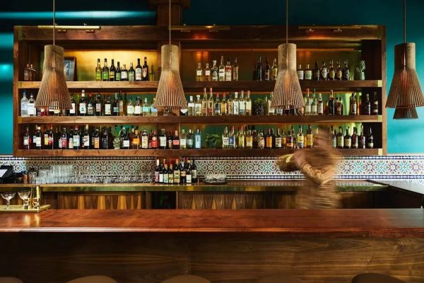 Heliotrope Architects在西雅图设计了Rupee Bar餐厅