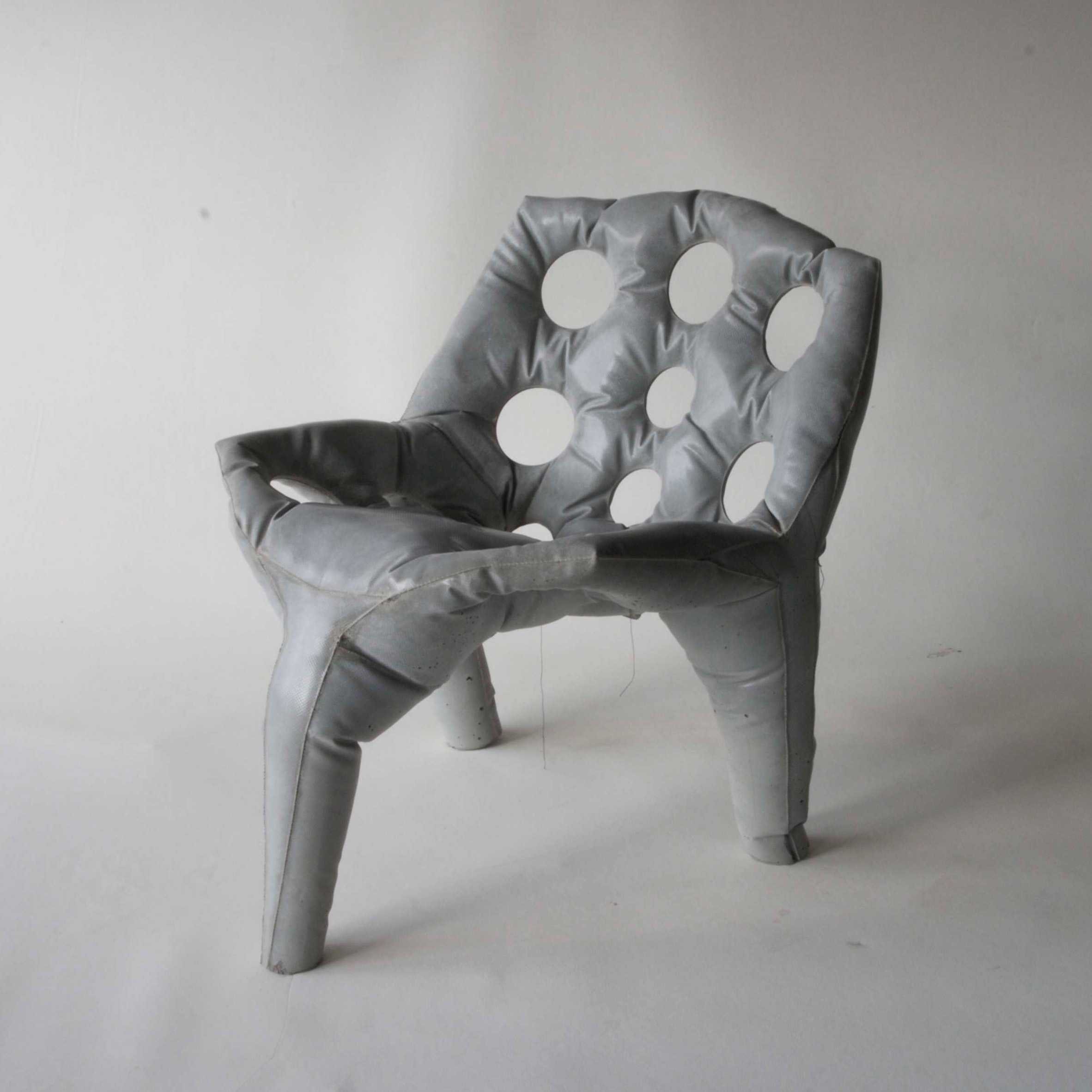 六个雕塑般的混凝土座椅，包括液体状的椅子和压扁的长凳