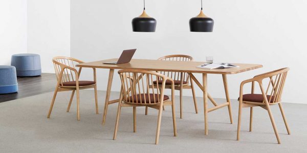 Bernhardt Design推出了灵感源自冲浪板的餐桌系列
