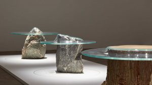 Paul Cocksedge设计的下陷式家具以压在岩石上的玻璃为特色