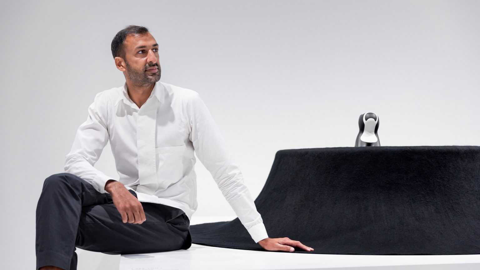 阿西夫·汗（Asif Khan）设计的黑色毛毡桌子，狗狗可以依偎在里面