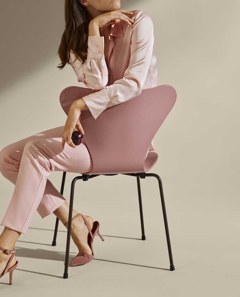 Arne Jacobsen的堆叠椅子发布了16种新颜色