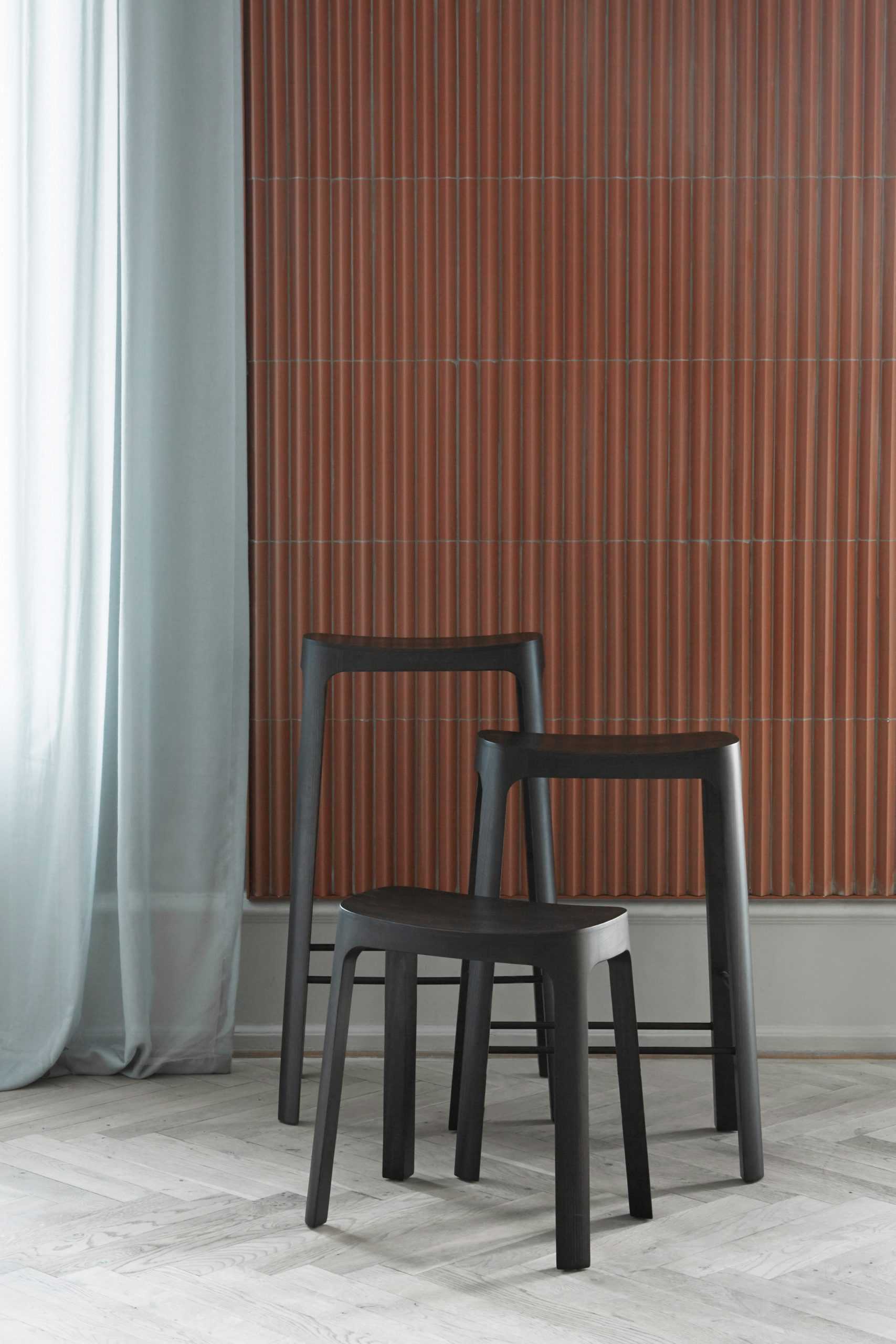 Daniel Schofield设计的松木Crofton凳子向亚洲的设计传统致敬