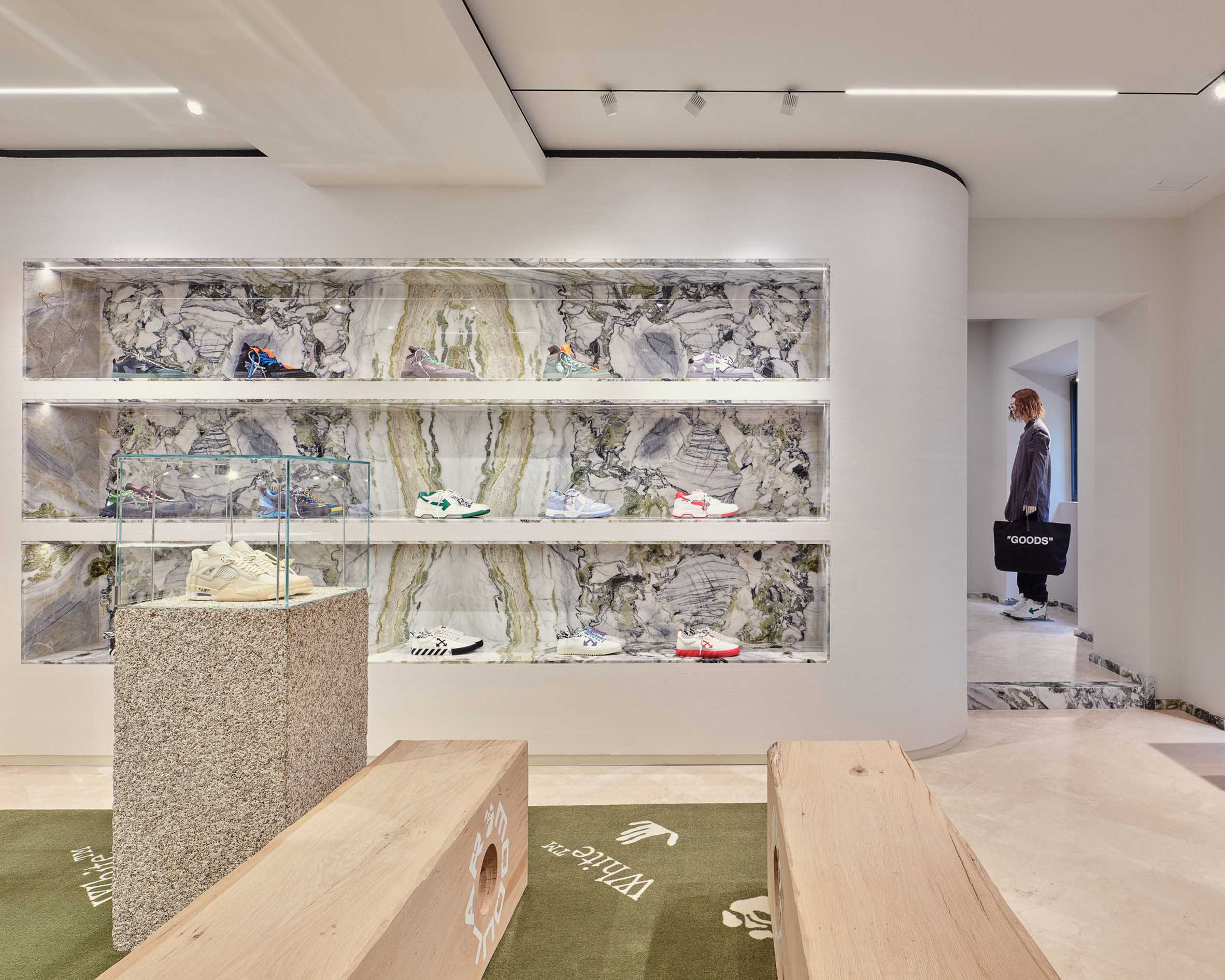Off-White在米兰的第一家商店用巴塔哥尼亚花岗岩和原木装饰