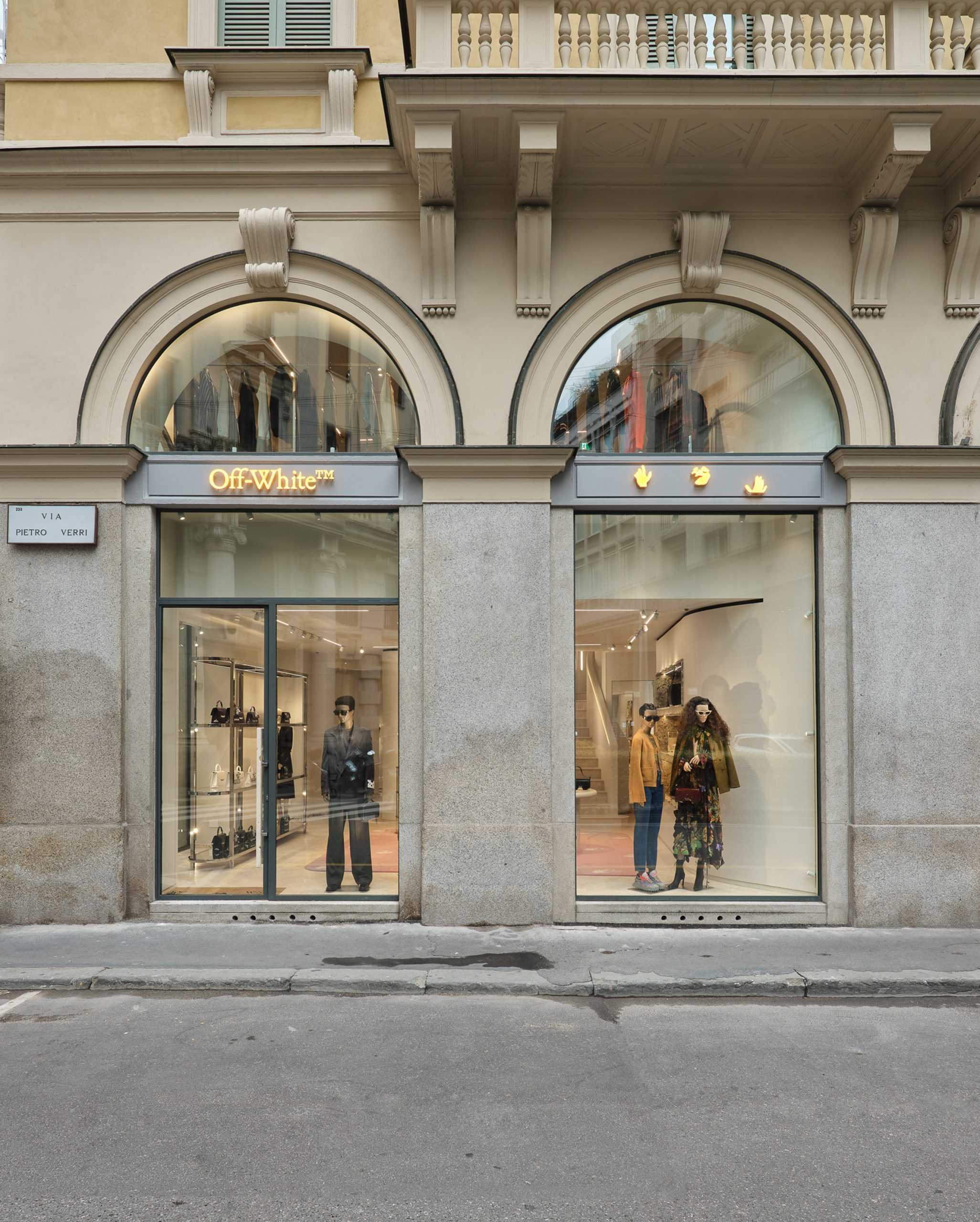 Off-White在米兰的第一家商店用巴塔哥尼亚花岗岩和原木装饰