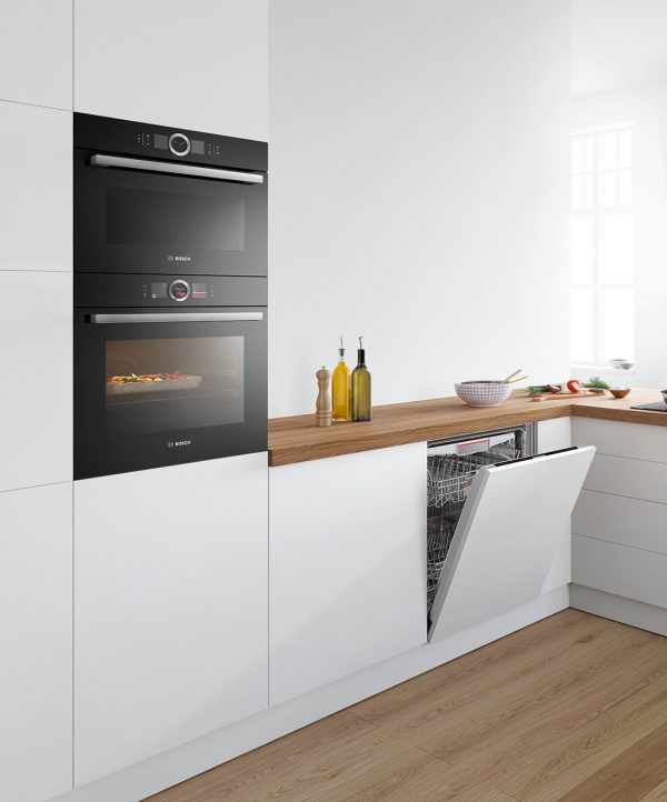 德国博世橱柜（Bosch）黑色玻璃烤箱融合了高级设计和直观功能